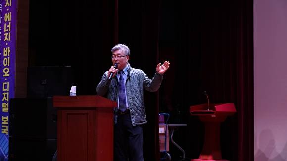 세명기독병원 심뇌혈관질환센터 조상희 센터장이 3월 포항시민교양대학 강의를 하고 있다.  [사진=세명기독병원]