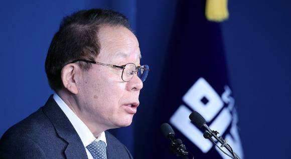 더불어민주당 김이수 공천관리위원장이 20일 서울 영등포구 여의도 중앙당사에서 6·3 지방선거 대전시장 및 충남지사 공천 심사 결과를 발표하고 있다. [사진=연합뉴스]