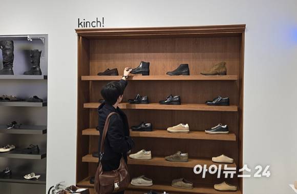 20일 무신사 킥스 성수에서 한 소비자가 킨치 제품을 둘러보고 있다. [사진=진광찬 기자]