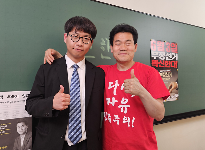 전한길씨(오른쪽)와 '전한길뉴스' 고문변호사 이성직씨 (사진, '자유한길단' 카페)