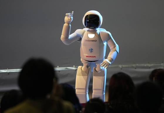 2000년 개발된 혼다의 휴머노이드 아시모(ASIMO). 달리기와 뜀뛰기 등의 기능을 업그레이드 했지만, 별다른 활용처를 찾지 못한 채 프로젝트가 종료됐고 2022년 공식 은퇴를 선언했다. 연합뉴스