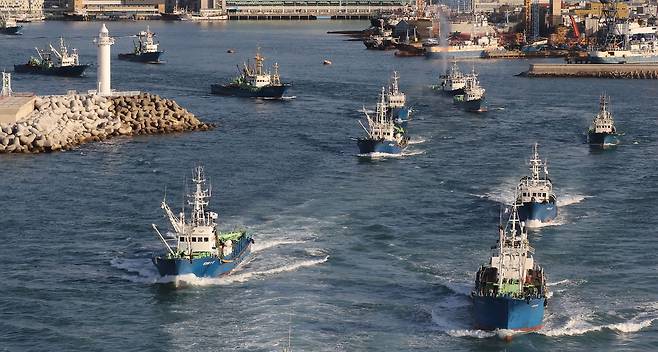 부산 서구 부산공동어시장에서 봄철 출항에 나서는 어선들. 중앙일보