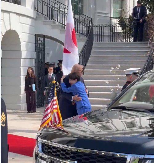 미국 백악관 소셜미디어 담당 마고 마틴 언론보좌관이 19일(현지시간) 엑스(X)에 올린 영상 한 장면. 이날 워싱턴 DC 백악관에 도착한 다카이치 사나에 일본 총리(오른쪽)가 미리 기다리고 있던 도널드 트럼프 미국 대통령과 포옹하며 친밀감을 표하고 있다. 사진 엑스(X) 캡처