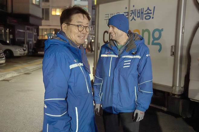 해럴드 로저스 쿠팡 한국 대표와 염태영 더불어민주당 의원이 배송 중간에 만나 대화를 나누고 있다. 사진 쿠팡