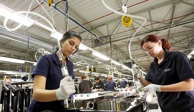 삼성전자 슬로바키아 TV 공장에서 근로자들이 근무하고 있다. 사진 삼성전자