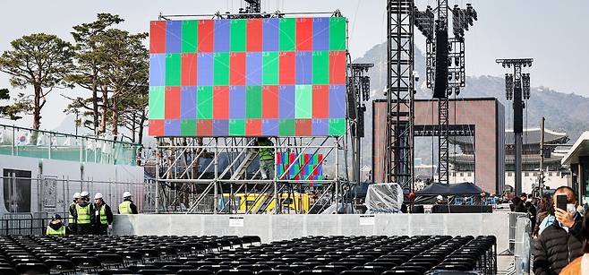 방탄소년단(BTS)의 컴백 공연을 하루 앞둔 20일 서울 종로구 광화문광장에 관계자들이 분주히 무대를 준비하고 있다. [최기웅 기자]