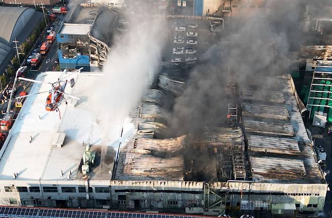 20일 오후 대전 대덕구 문평동 한 자동차부품 제조 공장에서 불이나 소방 당국이 진화에 나서고 있다. 연합뉴스