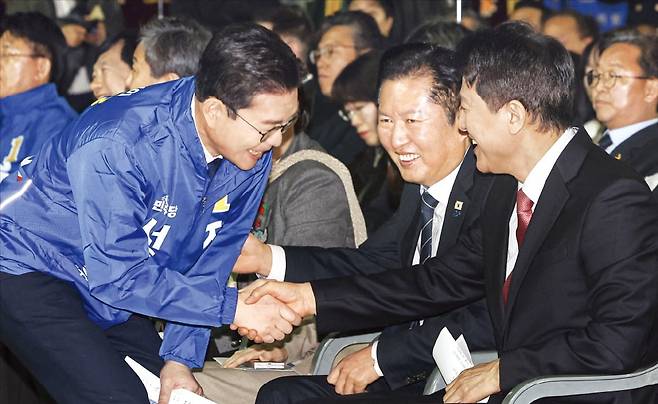 < 악수하는 정원오·오세훈 > 정원오 더불어민주당 서울시장 예비후보(전 성동구청장·왼쪽)가 19일 서울 잠실학생체육관에서 열린 서울시 환경공무관 한마음축제에서 오세훈 서울시장(오른쪽)과 악수하고 있다. 가운데는 정청래 민주당 대표. /임형택 기자