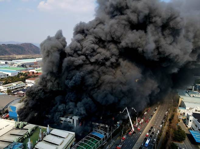20일 오후 1시17분께 대전 대둑구 문평동의 한 공장에서 불이 나 연기가 피어오르고 있다. 사진=뉴스1