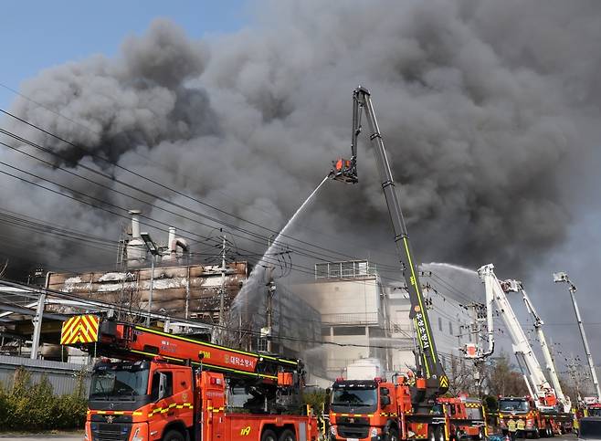 20일 오후 1시17분께 대전 대덕구 문평동의 한 공장에서 불이 나 연기가 피어오르고 있다 사진=뉴스1