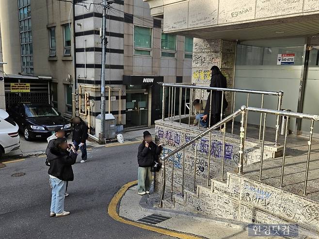 지난 19일 오후 5시경 'BTS 성지 투어'로 유명한 옛 하이브 사옥에서 글로벌 팬들이 인증 사진을 찍고 낙서를 하고 있다. /사진=박수빈 기자