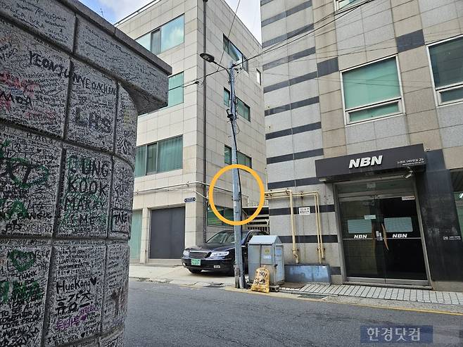 20일 오전 서울시 강남구 논현동 하이브 옛 사옥 건물의 지하 주차장 앞에 도로 반사경이 설치되어 있지 않고 있다. /사진=박수빈 기자