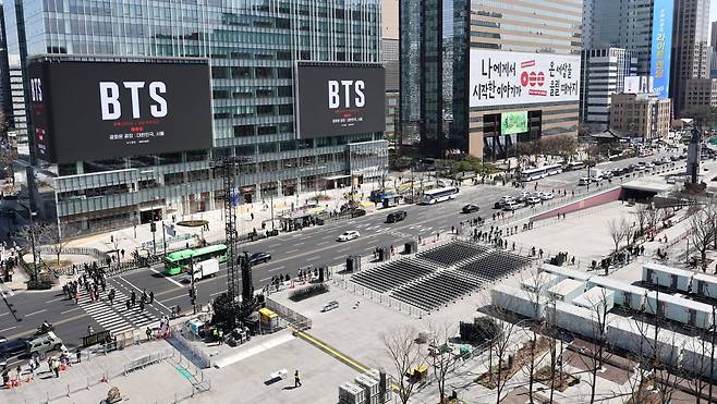 방탄소년단(BTS) 완전체 컴백 공연이 이틀 앞으로 다가온 19일 서울 광화문광장 인근 빌딩 전광판에 컴백 공연을 알리는 광고가 표출되고 있다. 사진=뉴스1