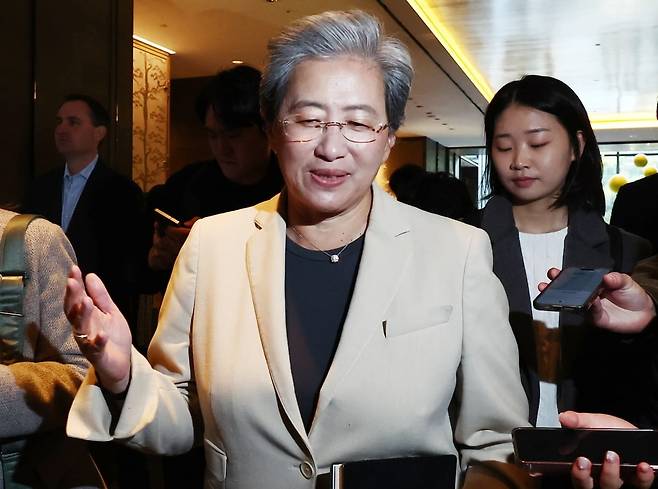 리사 수 AMD 최고경영자(CEO)가 19일 오전 서울의 한 호텔에서 김성훈 업스테이지 대표와의 조찬 회동을 마치고 나오며 취재진 질의에 답변하고 있다. 사진=뉴스1