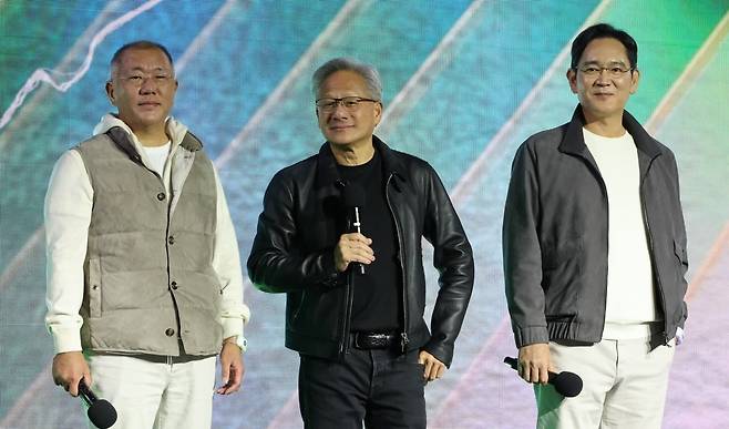 젠슨 황 엔비디아 최고경영자(가운데)와 이재용 삼성전자 회장(왼쪽), 정의선 현대자동차그룹 회장이 지난해 10월 30일 서울 코엑스에서 열린 엔비디아의 그래픽카드(GPU) '지포스' 출시 25주년 행사에서 인사를 하고 있다. 사진=한국경제신문