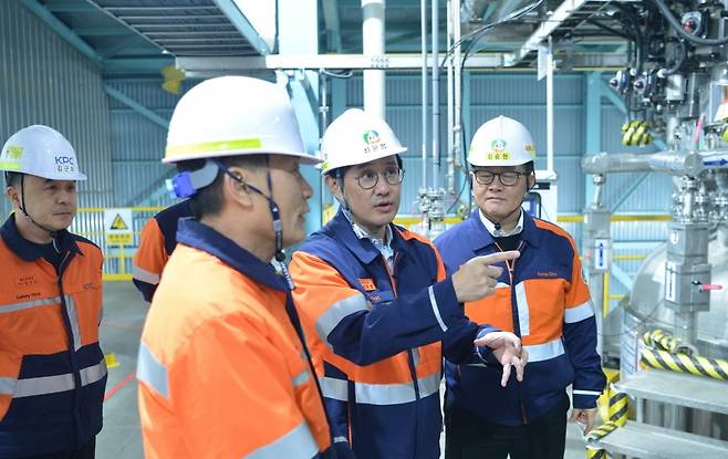 최윤범 고려아연 회장이 온산제련소 내 게르마늄 설비 신설 현장을 점검하고 있다. 사진=고려아연