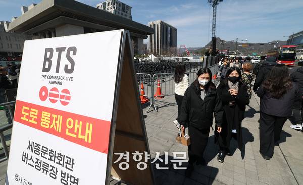그룹 방탄소년단(BTS)의 광화문 공연을 앞둔 19일 서울 종로구 광화문광장에서 공연 준비작업이 한창인 가운데 시민들이 공연장 옆을 오가고 있다. 권도현 기자
