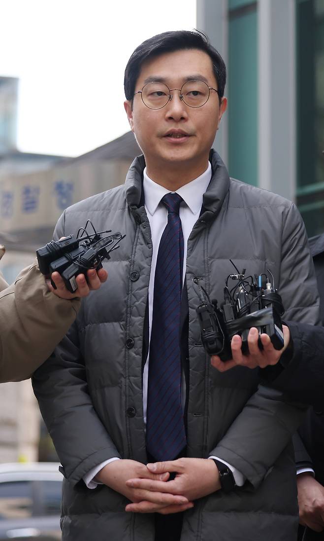 장경태 더불어민주당 의원이 19일 지난 서울 종로구 서울경찰청에서 열린 성추행 혐의 사건 관련 수사심의위원회 참석에 앞서 취재진 질문에 답하고 있다. 연합뉴스