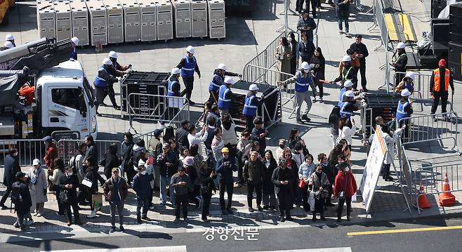 그룹 방탄소년단(BTS)의 광화문 공연을 앞둔 지난 19일 서울 종로구 광화문광장에서 공연 준비작업이 이뤄지고 있다. 권도현 기자