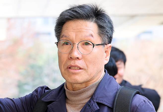 ‘일본군 위안부’ 피해자를 모욕하는 시위를 벌여온 극우 성향 시민단체 위안부법폐지국민행동 김병헌 대표가 20일 서울 서초구 서울중앙지방법원에서 열린 구속 전 피의자 심문(영장실질심사)에 출석하고 있다. 연합뉴스