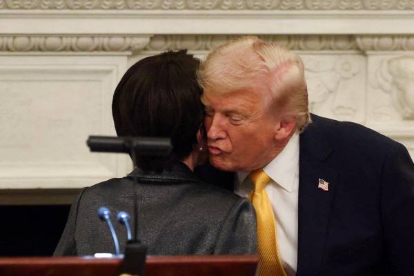 미국 트럼프 대통령과 일본 사나에 총리가 지난 19일(현지시간) 미국 워싱턴 D.C의 백악관에서 열린 저녁 만찬에서 친밀한 인사를 나누고 있다. 로이터 연합뉴스