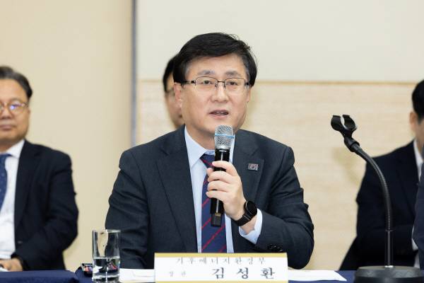 김성환 기후에너지환경부 장관이 20일 부산 벡스코에서 상공인들과 간담회를 하고 있다. 기후에너지환경부 제공