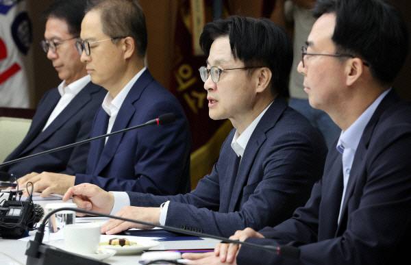 김정관(오른쪽 두 번째) 산업통상부 장관이 지난해 8월 20일 서울 중구 대한상공회의소에서 열린 ‘석유화학업계 사업재편 자율협약식’에서 모두발언을 하고 있다. 사진은 기사 내용과 직접적인 관련이 없음. 산업부 제공