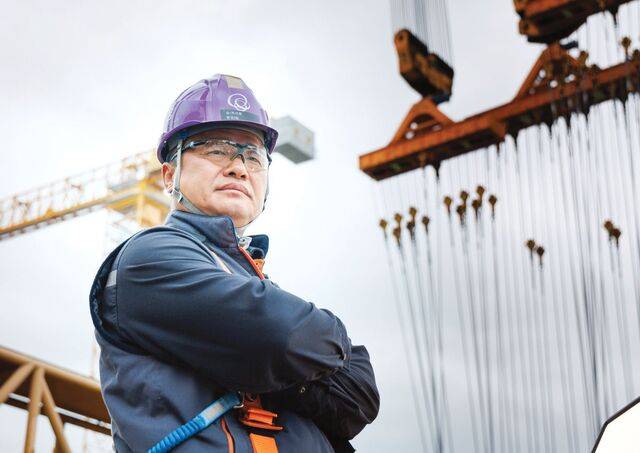 한화오션 ‘1호 명장’으로 선정된 조수연 상선사업부 기원이 예리한 눈빛으로 작업 현장을 살피고 있다. 약 30년간 조선소 현장을 지켜온 조 명장은 “후배 기술자들이 기술보다는 현장을 사랑하면서 기본과 안전을 지키는 자세를 갖췄으면 한다”고 말했다. 한화오션 제공