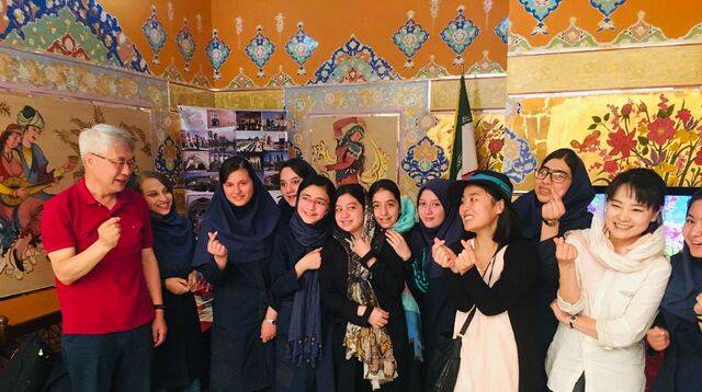 2017년 황성주(위쪽) 회장과 일행이 이스파한을 방문해 드라마로 한국어를 배웠다는 현지 여고생들과 만나는 모습. 황 회장 제공