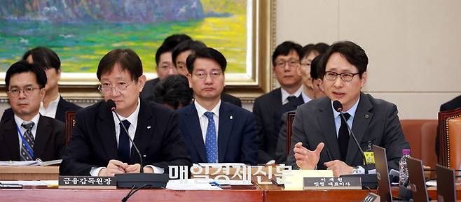 지난달 11일 국회에서 열린 정무위원회 전체회의에서 이재원 빗썸 대표이사(오른쪽)가 비트코인 오지급 사태를 놓고 긴급 현안질의에 답하고 있다. [사진=김재훈 기자]