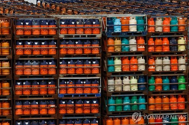 선적을 기다리는 LNG 가스 용기. [연합뉴스]