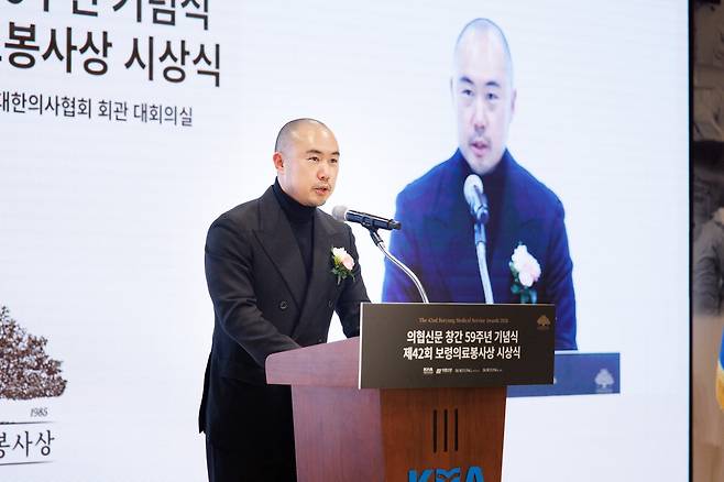 김정균 보령 대표가 지난 19일 서울 대한의사협회 회관에서 열린 '제42회 보령의료봉사상' 시상식에서 의료봉사의 의미를 강조하며 인사말을 하고 있다. 보령