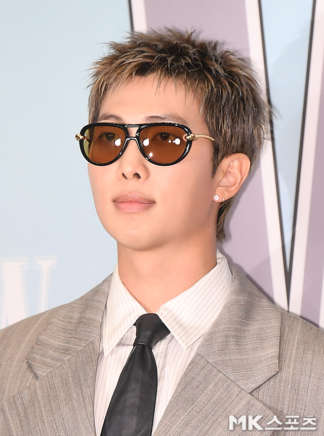 그룹 방탄소년단(BTS) 리더 RM이 컴백쇼 리허설 중 발목 부상을 당하면서, 광화문 공연 무대에서 움직임을 최소화할 예정이다. / 사진 = 천정환 기자