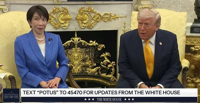 도널드 트럼프 미국 대통령이 기자 질문에 일본의 진주만 공습 얘기로 답하자 깜짝 놀란 다카이치 사나에 일본 총리의 모습. /사진=백악관 유튜브 캡처