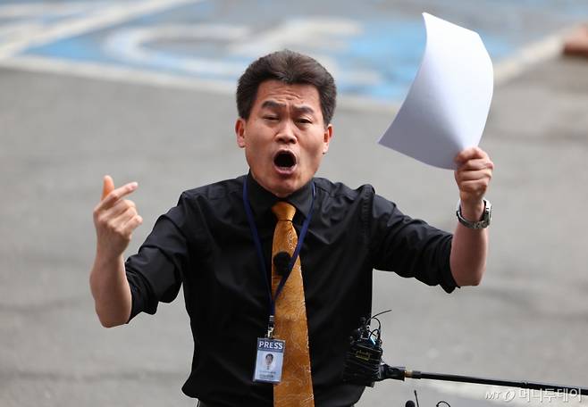 [서울=뉴시스] 황준선 기자 = 이준석 개혁신당 대표가 고발한 '부정선거 주장' 관련 혐의를 받는 한국사 강사 출신 보수 유튜버 전한길 씨가 27일 서울 동작구 서울경찰청 형사기동대에 피의자 신분으로 조사를 받기 위해 출석하며 입장을 밝히고 있다. 2026.02.27. hwang@newsis.com /사진=황준선