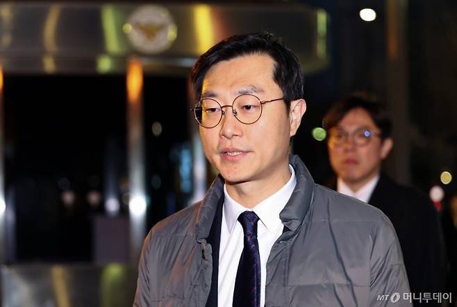 [서울=뉴시스] 최진석 기자 = 장경태 더불어민주당 의원이 19일 서울 종로구 서울경찰청에서 열린 성추행 의혹 사건과 관련 경찰 수사심의위원회(수사심의위) 출석을 마친 후 차량으로 이동하고 있다. 2026.03.19. myjs@newsis.com /사진=최진석
