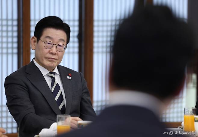 (서울=뉴스1) 허경 기자 = 이재명 대통령이16일 청와대 상춘재에서 열린 정당 지도부 초청 오찬에서 천하람 개혁신당 원내대표를 바라보고 있다. (청와대통신사진기자단) 2026.1.16/뉴스1  Copyright (C) 뉴스1. All rights reserved. 무단 전재 및 재배포,  AI학습 이용 금지. /사진=(서울=뉴스1) 허경 기자