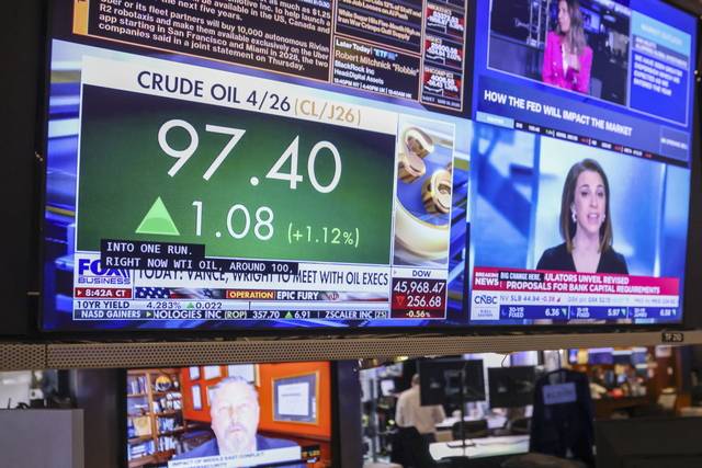 날마다 뛰는 유가  : 19일(현지시간) 미국 뉴욕증권거래소의 스크린에 원유 가격이 나타나 있다. 이날 뉴욕 증시는 중동 지역 갈등 고조로 인한 원유가 급등으로 하락 출발했다.  EPA 연합뉴스