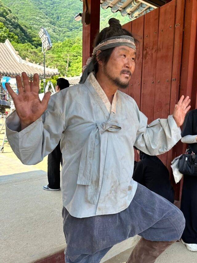 윤경호가 작품 개봉을 앞두고 비하인드 사진을 공개했다. / 윤경호 SNS