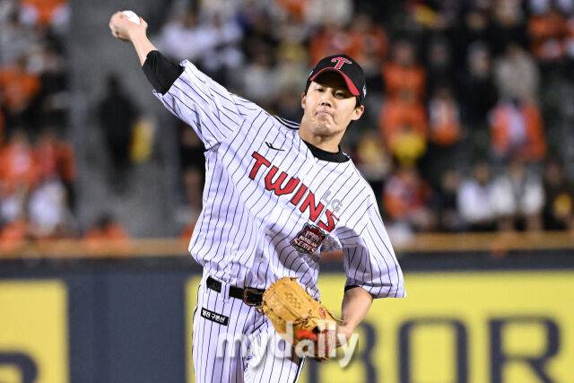 27일 서울 잠실야구장에서 열린 2025 신한 SOL 뱅크 KBO 한국시리즈 2차전' 한화 이글스와 LG 트윈스 경기. LG 임찬규가 선발 투수로 나와 힘차게 투구하고 있다./마이데일리