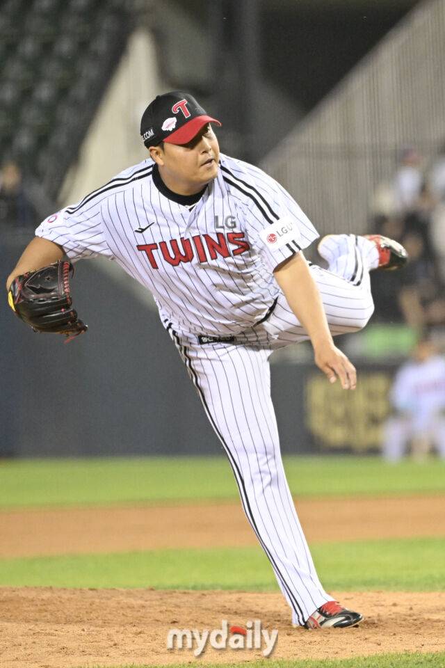 14일 서울 잠실야구장에서 열린 '2025 신한 SOL BANK KBO리그' 키움 히어로즈와 LG 트윈스 경기.LG 이우찬이 9회초 교체되 마운드에 올라 힘차게 투구하고 있다. 경기는 LG가 12-0으로 키움에 앞서고 있다./마이데일리