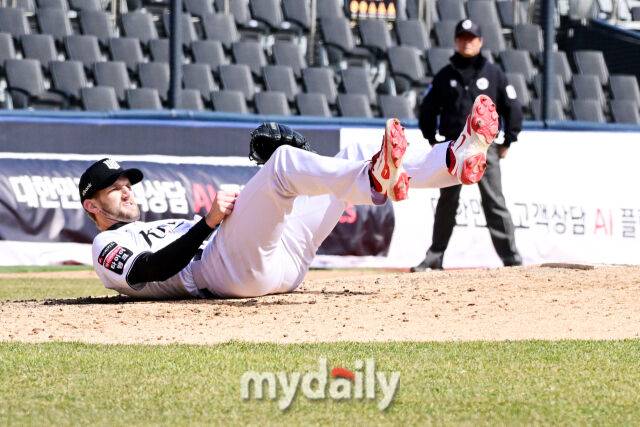 KT 선발 보쉴리가 김건희의 타구에 놀라 투수 마운드에 쓰러지고 있다.
