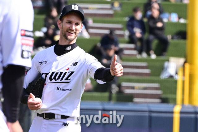 KT 보쉴리가 자신에게 미안함을 표시하는 김건희를 바라보며 엄지를 치켜 세우고 있다.