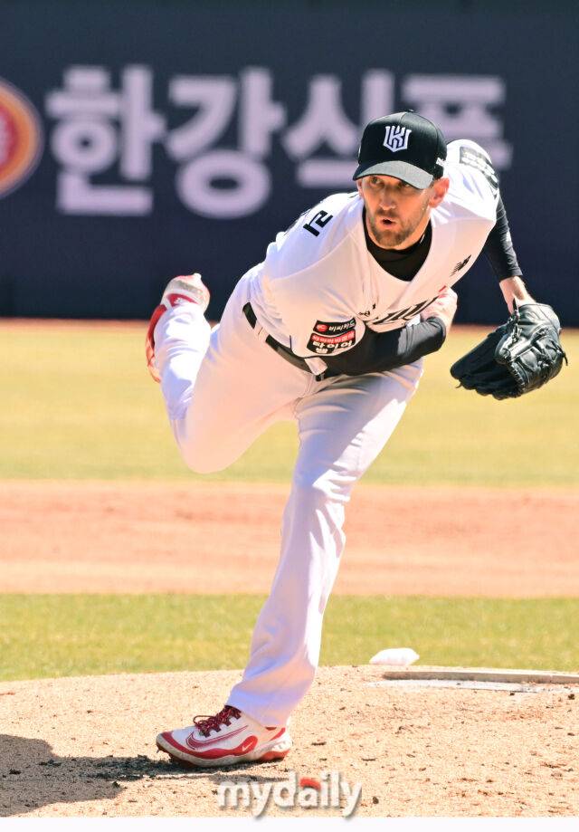 KT 선발 보쉴리가 다부진 표정으로 투구를 하고 있다.