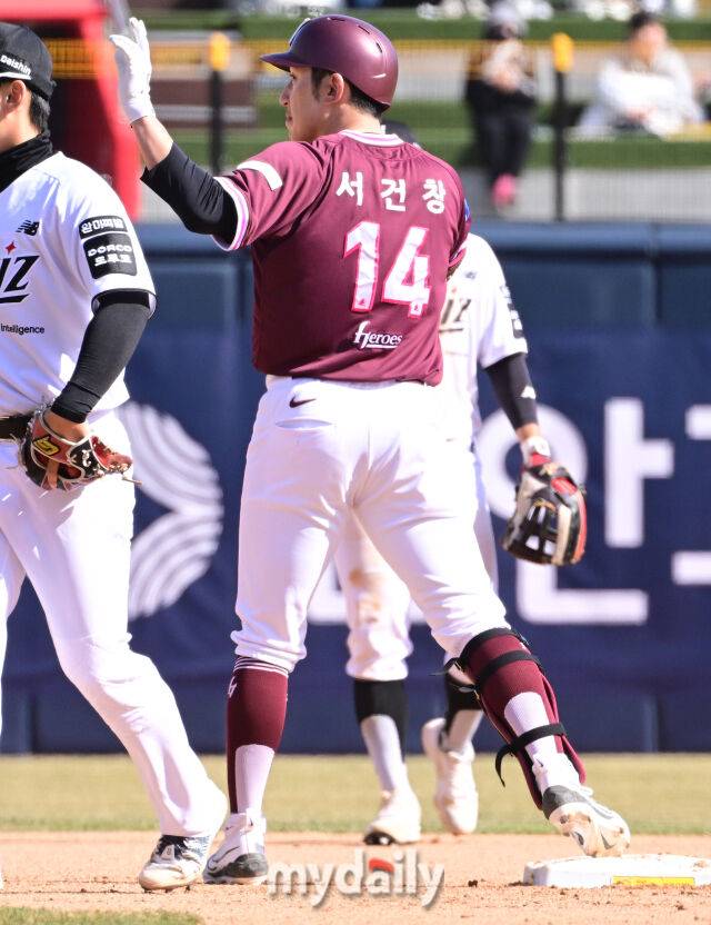키움 서건창이 19일 오후 경기도 수원KT위즈파크에서 진행된 ‘2026 신한 SOL KBO리그’ 키움-KT의 시범경기 8회초 무사 1,3루에서 역전타를 때린 뒤 기뻐하고 있다./수원=곽경훈 기자 kphoto@mydaily.co.kr