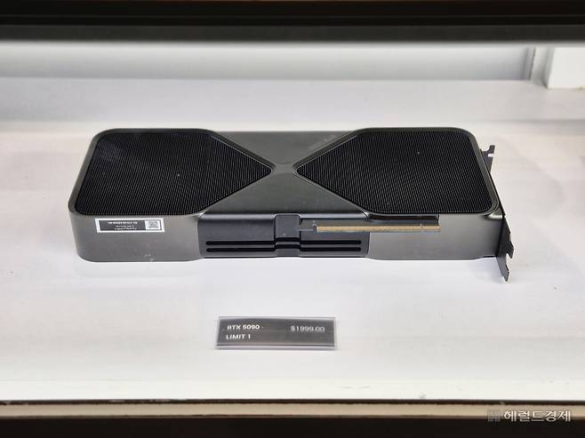 게이머들에게 ‘꿈의 그래픽카드’로 불리는 엔비디아의 ‘지포스 RTX 5090’도 GTC 2026 굿즈 매장 한 켠에서 판매 중이었다. 가격은 1999달러, 우리 돈으로 약 300만원 수준이었다. 김현일 기자