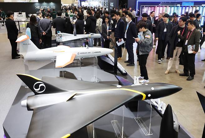 지난달 25일 부산 벡스코 제1전시장에서 열린 ‘DSK 2026’(드론쇼 코리아)에서 관람객들이 피지컬 AI 기반 무인 자율비행과 UAM 교통관리·운항통제 시스템을 살펴보고 있다. [연합]