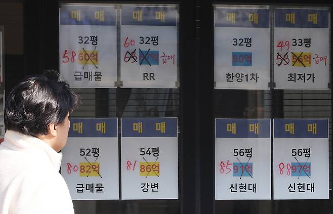 17일 서울 강남구 한 부동산 중개업소에 가격이 수정된 매물표가 붙어 있다. 국토교통부가 서울 주요 아파트 단지 공시가격 변동률과 그에 따른 보유세액을 추정한 결과 지난해 서울 아파트 가격의 가파른 상승으로 올해 공동주택 공시가격도 큰폭으로 오르면서 고가 아파트 소유자들의 보유세액도 많게는 50% 이상 증가할 전망이다. [연합]