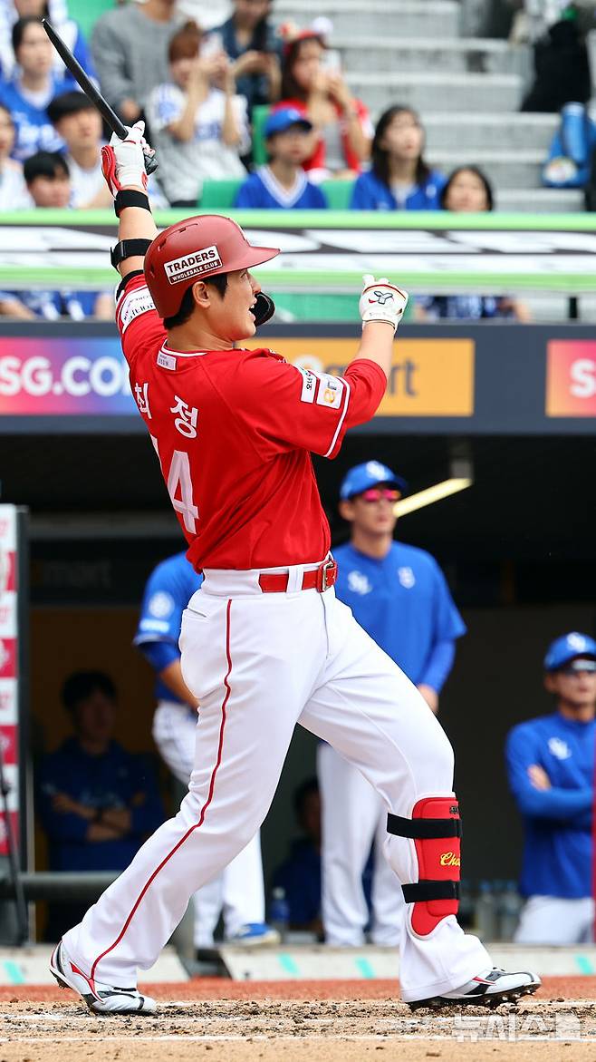 [서울=뉴시스] 박주성 기자 = 11일 인천 미추홀구 SSG랜더스필드에서 열린 2025 KBO 포스트시즌 준플레이오프 2차전 삼성 라이온즈와 SSG 랜더스의 경기, 3회말 투아웃 주자 2루에서 SSG 최정이 1타점 적시타를 치고 있다. 2025.10.11. park7691@newsis.com