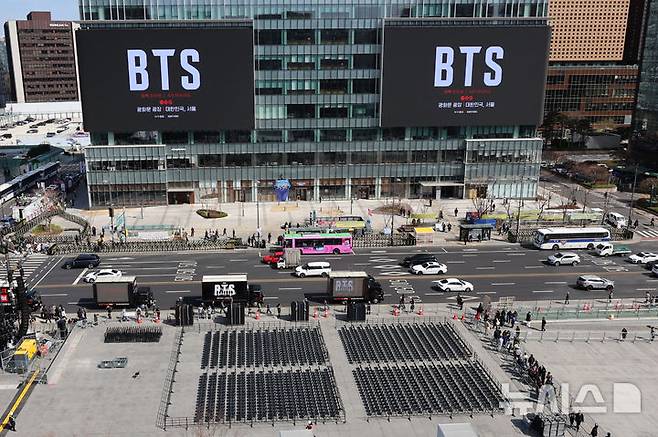 [서울=뉴시스] 조성우 기자 = 방탄소년단(BTS) 컴백 공연을 이틀 앞둔 지난 19일 서울 종로구 광화문광장에서 무대 준비가 진행되는 모습. 2026.03.19. xconfind@newsis.com
